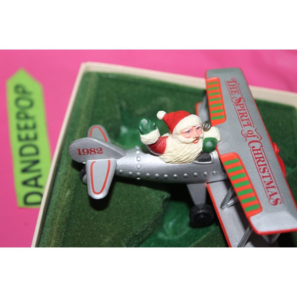 Hallmark The Spirit Of Christmas Vintage Dated 1982 Holiday Ornament QX4526